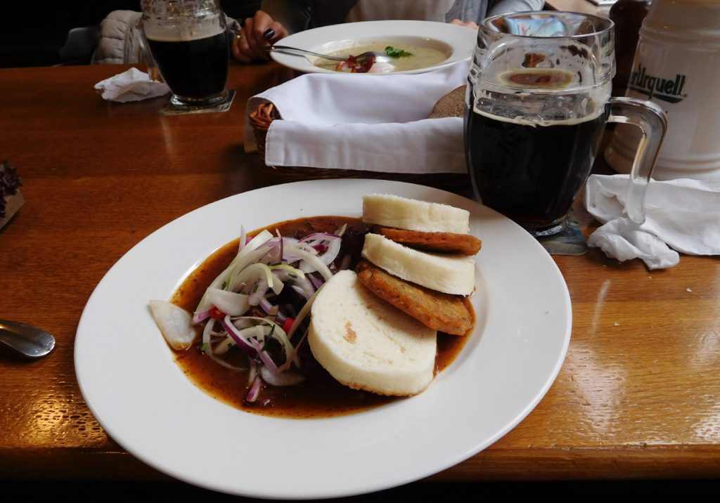 Темное чешское пиво Козел в ресторане Праги